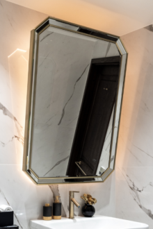 Hõbedase raamiga peegel