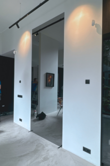 Kõrge peegel elutoas