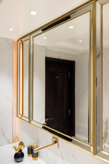 Kuldse raamiga peegel