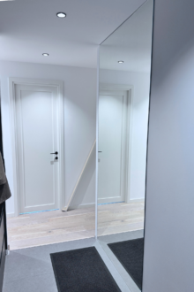 Maast laeni peegel esikus