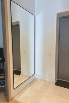 Musta raamiga peegel